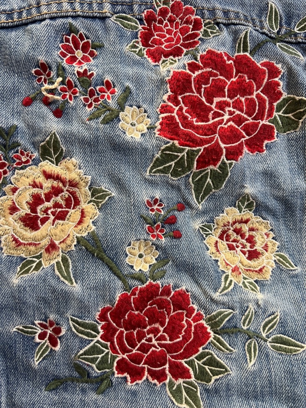 🌺🎴🫜🏡Forever 21 Light Blue Denim Jacket with Red and Blush Floral Embroidery - Picture 8 of 8